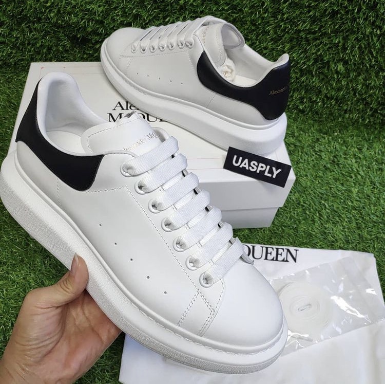 MCQ OVERSIZE WHITE AND BLACK LEATHER HEEL - UASPLY